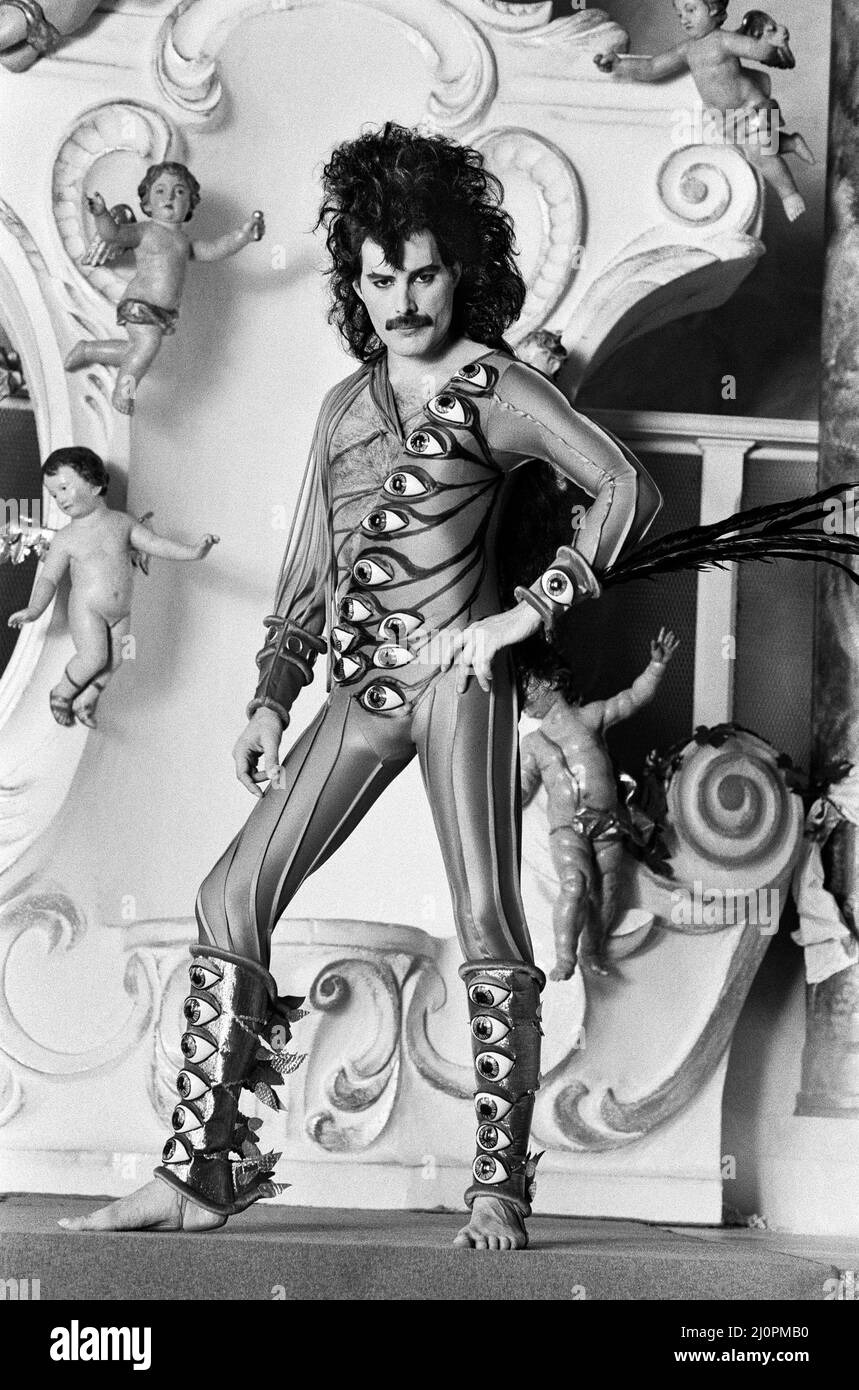 British Rock Group Queen realizzazione di un video per il loro ultimo singolo "ITS A Hard Life" a Monaco, Germania occidentale. Il cantante Freddie Mercury indossa il suo outfit 'occhio'. 22nd giugno 1984. Foto Stock