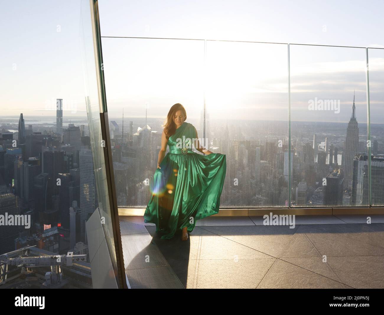 New York, Stati Uniti. 20th Mar 2022. I creatori di contenuti e i fotografi possono ammirare la vista dell'alba dell'equinozio primaverile presso la piattaforma di osservazione Edge presso l'Hudson Yards di New York, domenica 20 marzo 2022. Edge è il più alto ponte cielo all'aperto dell'emisfero occidentale, situato a 30 iarde di Hudson. Foto di John Angelillo/UPI Credit: UPI/Alamy Live News Foto Stock