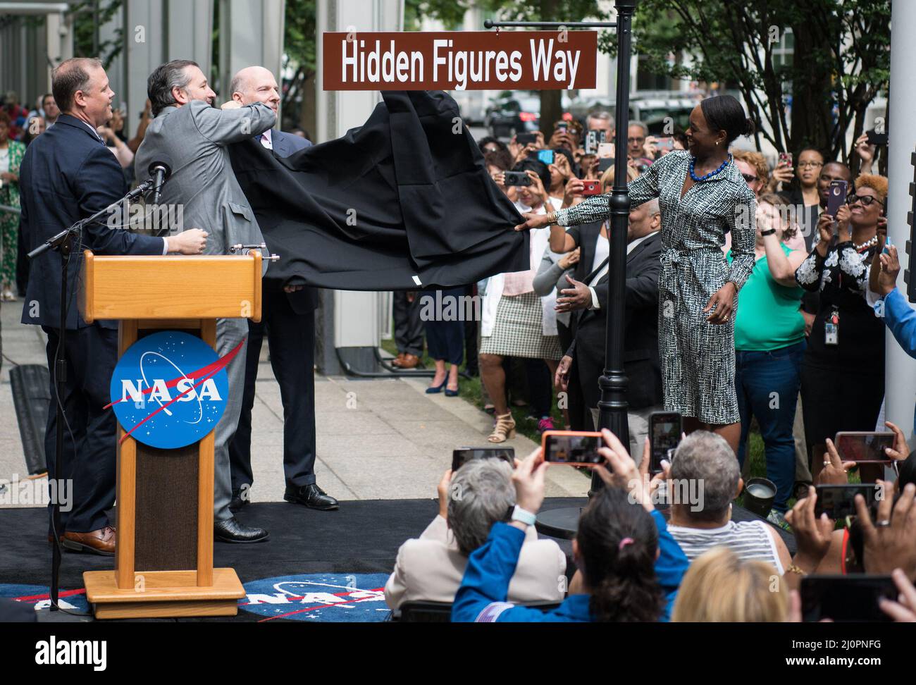 Amministratore della NASA Jim Bridenstine, a sinistra, senatore degli Stati Uniti Ted Cruz, R-Texas, secondo da sinistra, Presidente del Consiglio del D.C. Phil Mendelson, terzo da sinistra, E Margot Lee Shetterly, autore del libro 'Hidden Figures', a destra, svelare il cartello stradale 'Hidden Figures Way' in una cerimonia di dedicazione, mercoledì 12 giugno 2019 presso la sede centrale della NASA a Washington, DC. Il blocco 300 di e Street SW di fronte alla sede centrale della NASA è stato designato come "Hidden Figures Way" per onorare Katherine Johnson, Dorthy Vaughan, Mary Jackson e tutte le donne che hanno dedicato la loro vita a servire onorabilmente il loro paese, Foto Stock