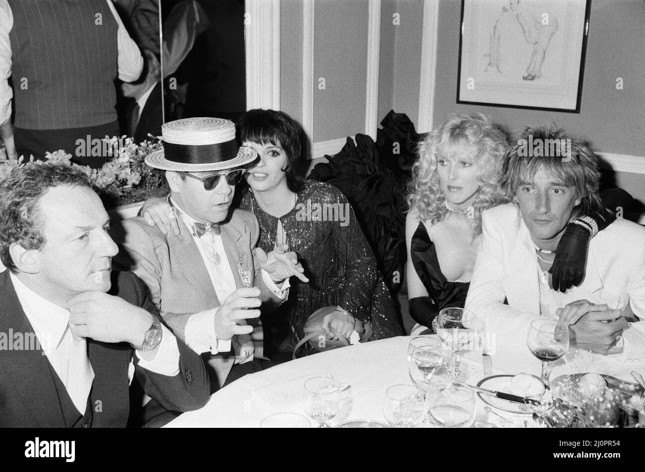 Elton John, Liza Minnelli, Alana Stewart e Rod Stewart sono raffigurati all'elefante bianco per celebrare lo spettacolo notturno di apertura di Liza Minnelli a Londra. 17th maggio 1983. Foto Stock