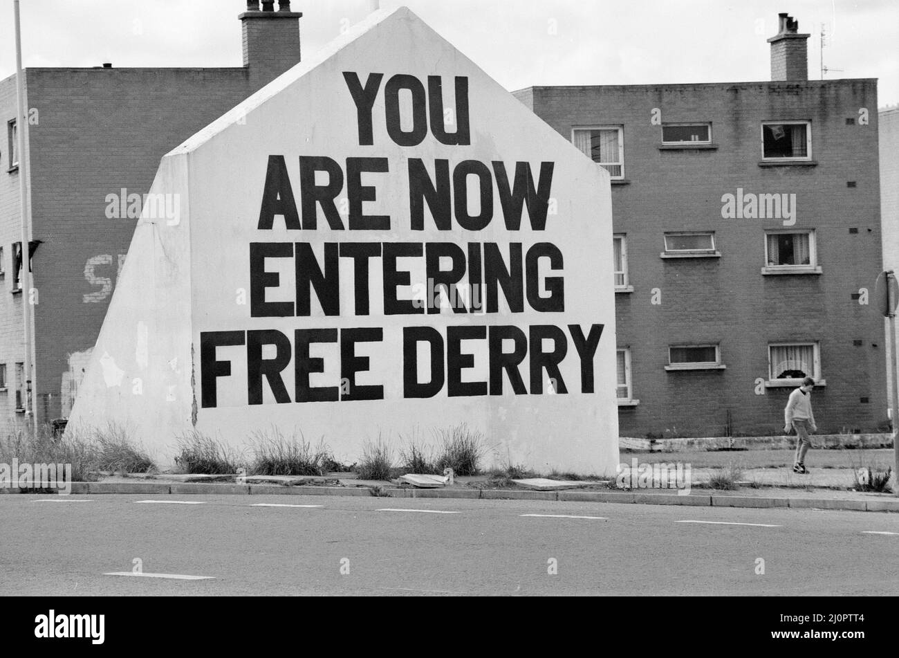 Free Derry Corner, punto di riferimento nel quartiere Bogside di Derry, Irlanda del Nord, che si trova all'incrocio tra Lecky Road, Rossville Street e Fahan Street. Londonderry, Irlanda del Nord, 8th marzo 1984. Segno sul muro, SI STA ORA ENTRANDO LIBERO DERRY. Foto Stock