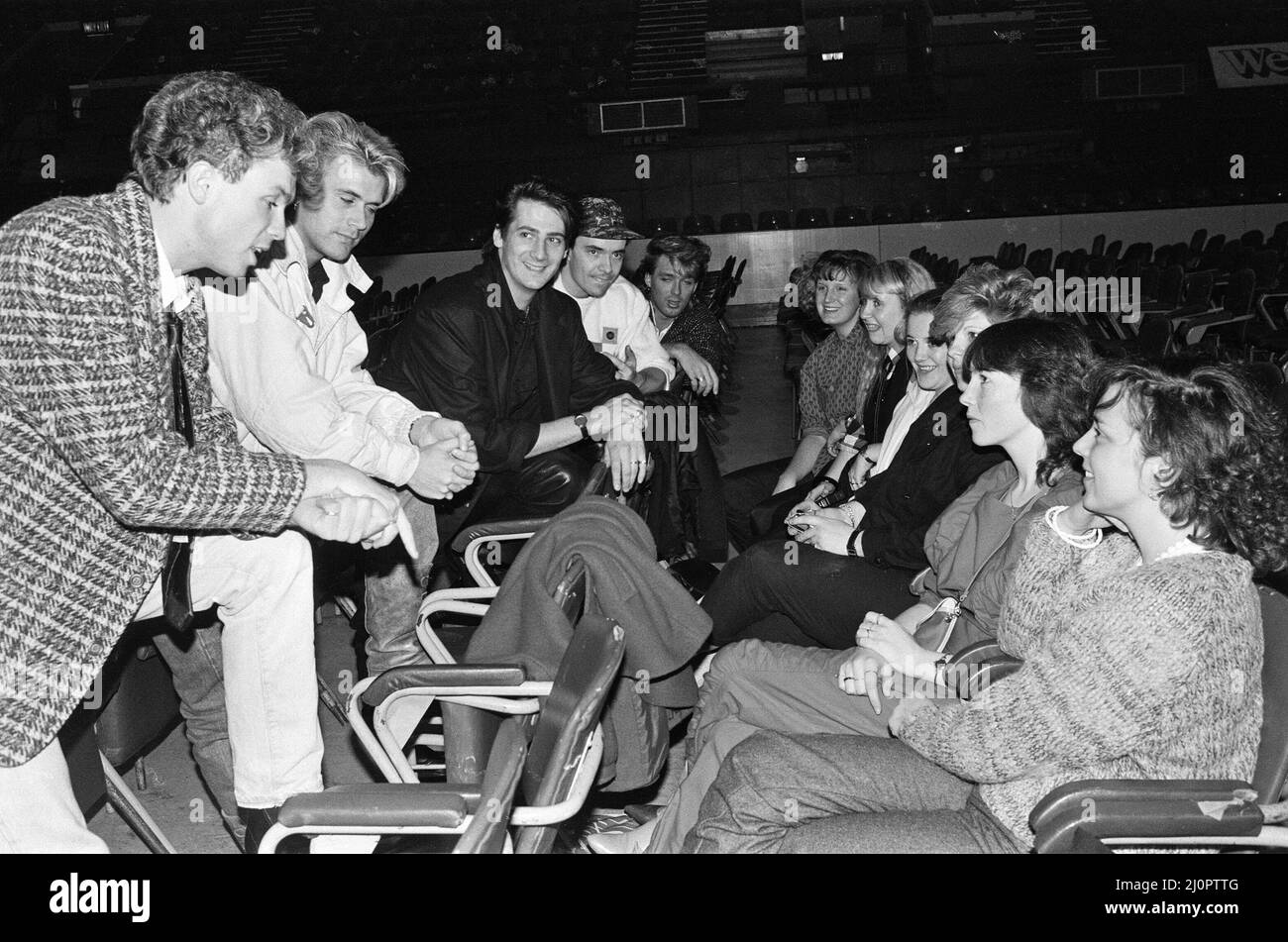 Sei giovani donne hanno incontrato Spandau Ballet (Gary Kemp, Steve Norman, Tony Hadley, John Keeble e Martin Kemp) alla Wembley Area, che ha partecipato al concorso Daily Mirror Rock & Pop. 7th dicembre 1984. Foto Stock