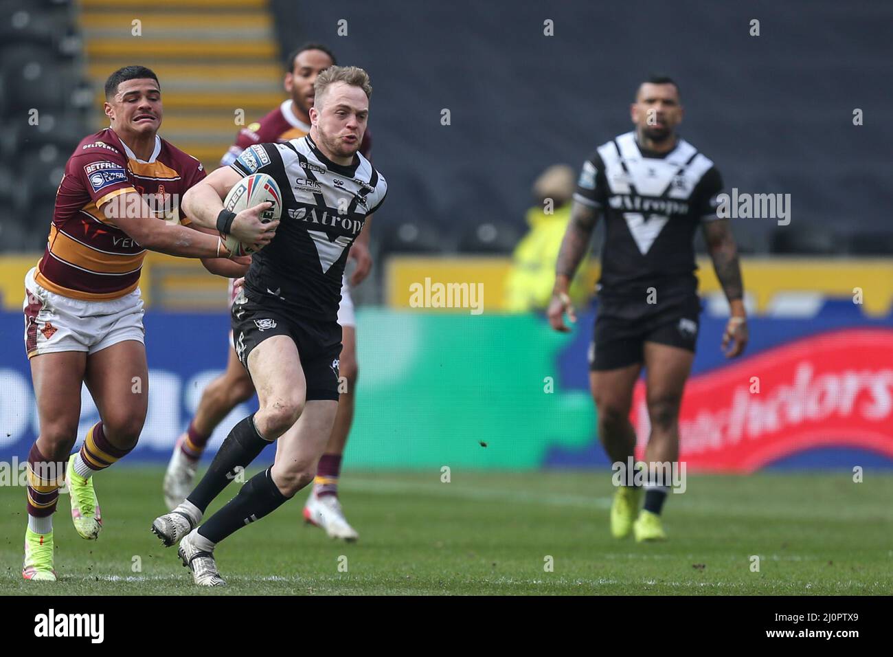 Jake Connor (1) di Hull FC si allontana da Will Pryce #1 di Huddersfield Giants Foto Stock