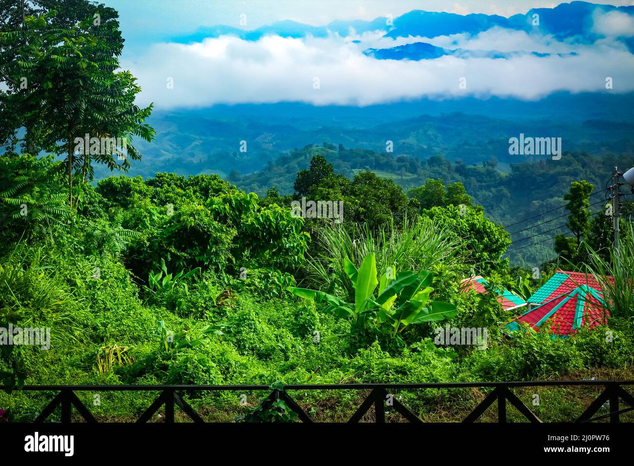 bellissimo scenario di valle di sajek in ambiente nuvoloso con un pieno di verde Foto Stock