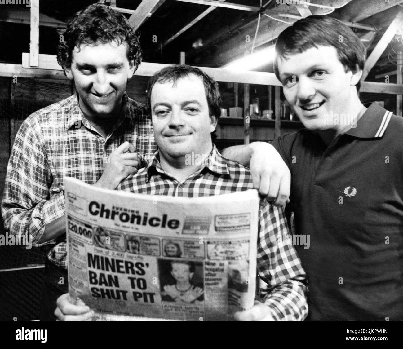 Le stelle del programma televisivo di successo Auf Wiedersehen, PET - da sinistra a destra - Jimmy Nail, Tim Healy e Kevin Whatley leggendo una copia del Newcastle Chronicle 12 marzo 1984. Foto Stock