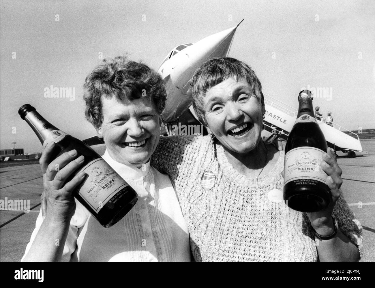 Vincitori del concorso Evening Chronicle per vincere un volo su Concorde nell'agosto 1984. Champagne viaggiatori Marian McWilliams, a sinistra, e Cynthia Cook. 27th Agosto 1984. Foto Stock