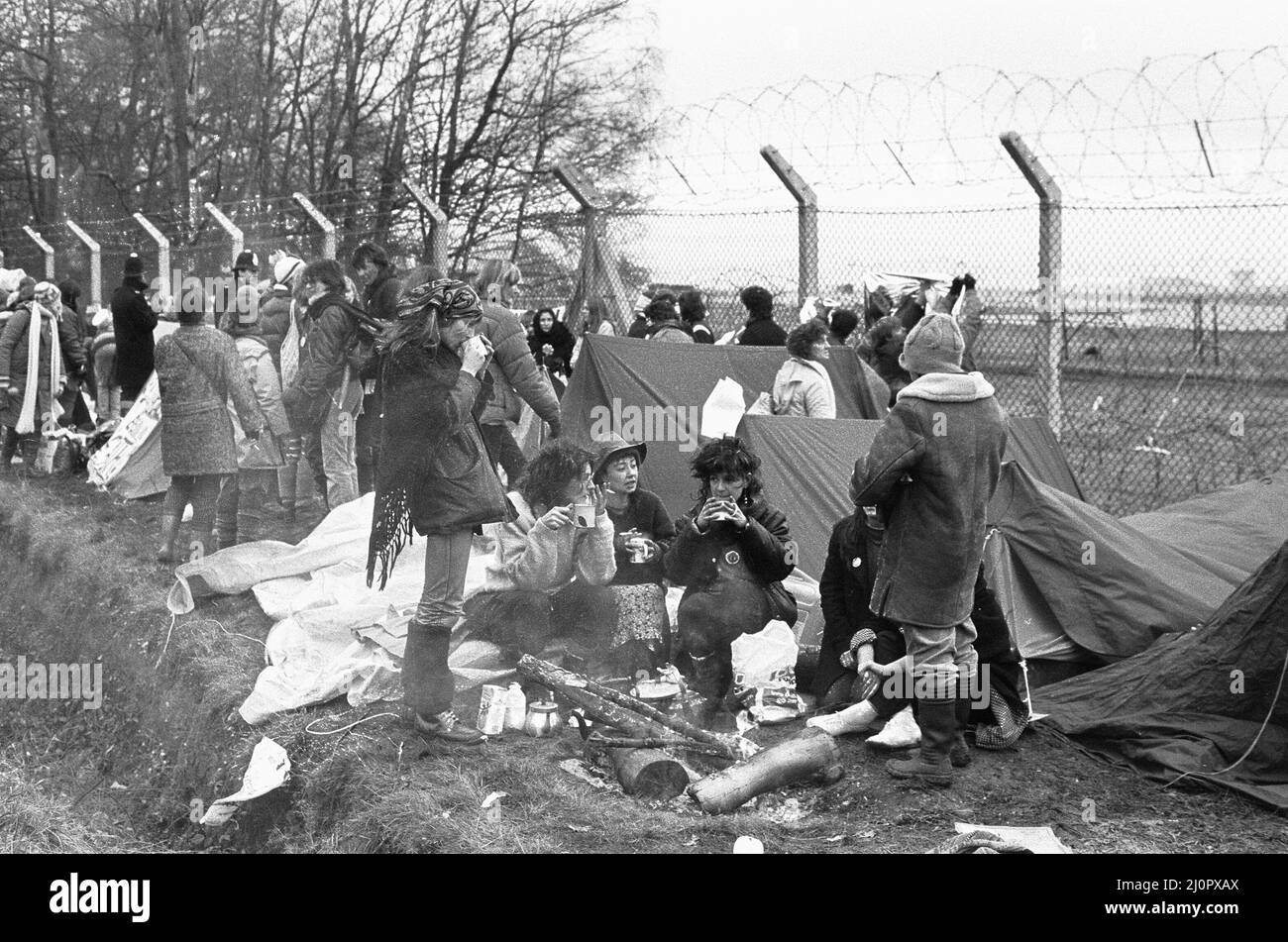 50.000 donne convergono su 'Women's Peace Camp' a Greenham Common per collegare le mani e circondare la base aerea americana in protesta contro la decisione di sito American Cruise missili lì. Le nostre immagini mostra: Manifestanti camping fuori della recinzione per l'airbase 12th dicembre 1983 Foto Stock
