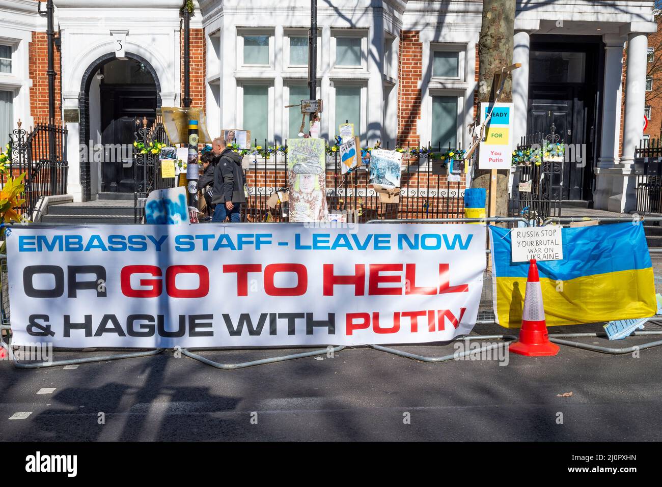 Protesta a sostegno dell'Ucraina in seguito all'invasione del paese da parte della Russia. Di fronte all'Ambasciata russa a Londra, Regno Unito. Il personale delle ambasciate si lascia ora Foto Stock