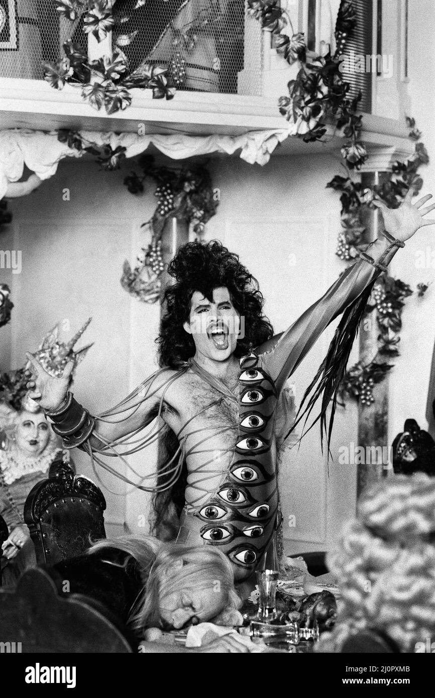 Il gruppo rock britannico Queen ha fatto un video per il loro ultimo singolo "ITS A Hard Life" a Monaco, Germania occidentale. Singer Freddie Mercury indossa il suo outfit 'eye'. 22nd giugno 1984. Foto Stock