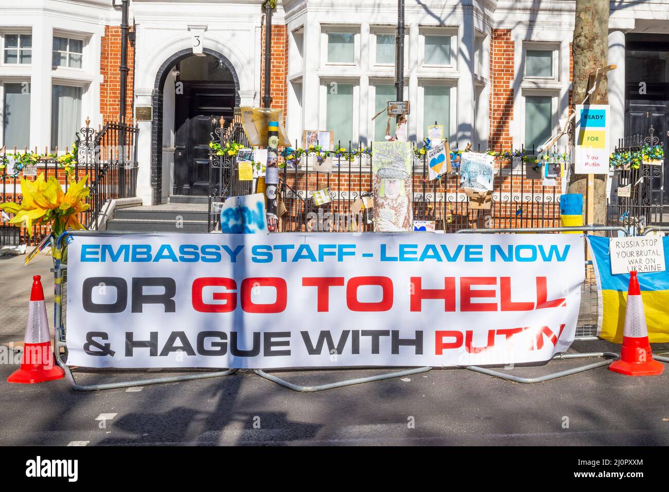 Protesta a sostegno dell'Ucraina in seguito all'invasione del paese da parte della Russia. Di fronte all'Ambasciata russa a Londra, Regno Unito. Il personale delle ambasciate si lascia ora Foto Stock