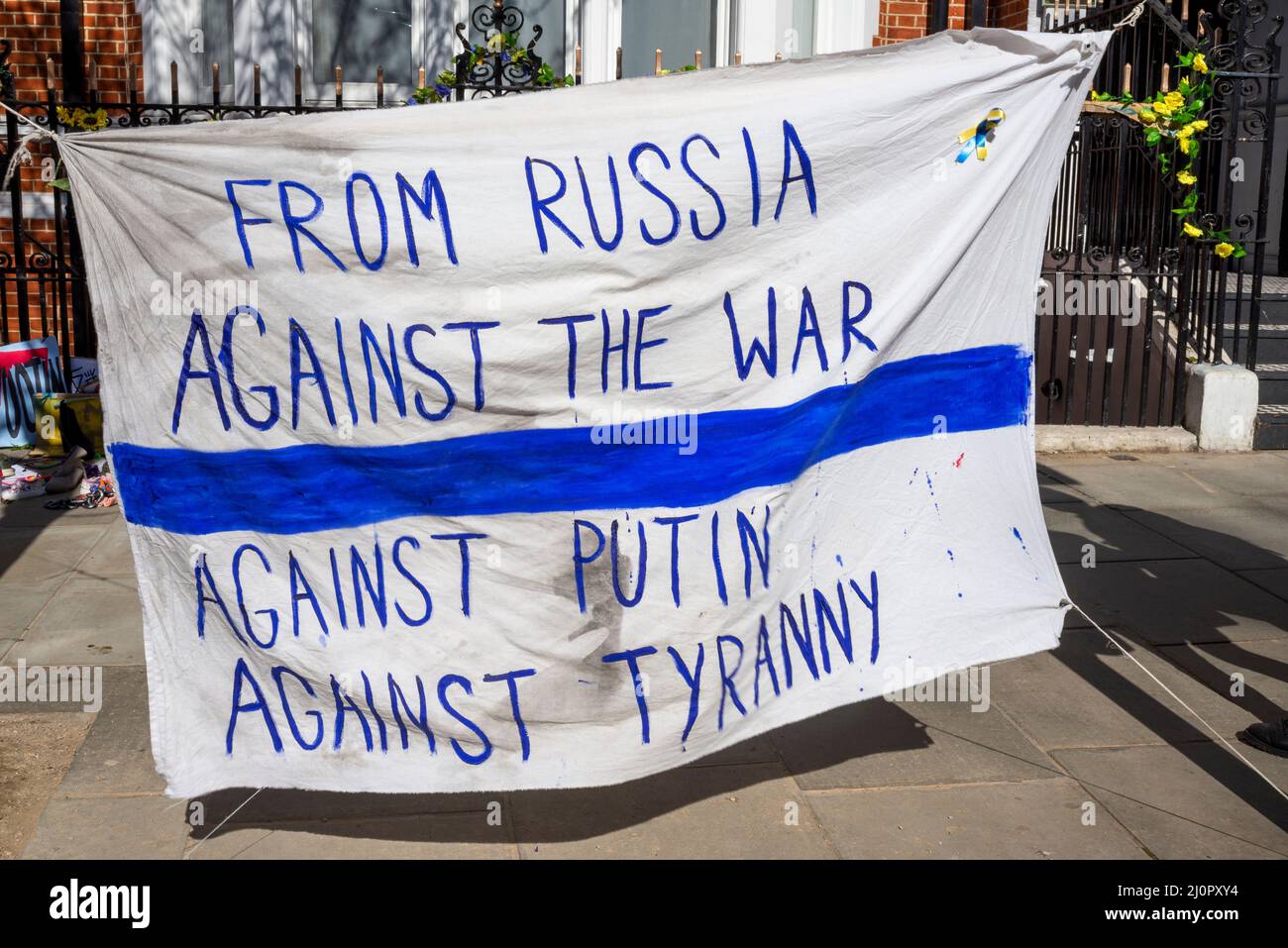 Protesta a sostegno dell'Ucraina in seguito all'invasione del paese da parte della Russia. Di fronte all'Ambasciata russa a Londra, Regno Unito. Bandiera russa anti-guerra Foto Stock