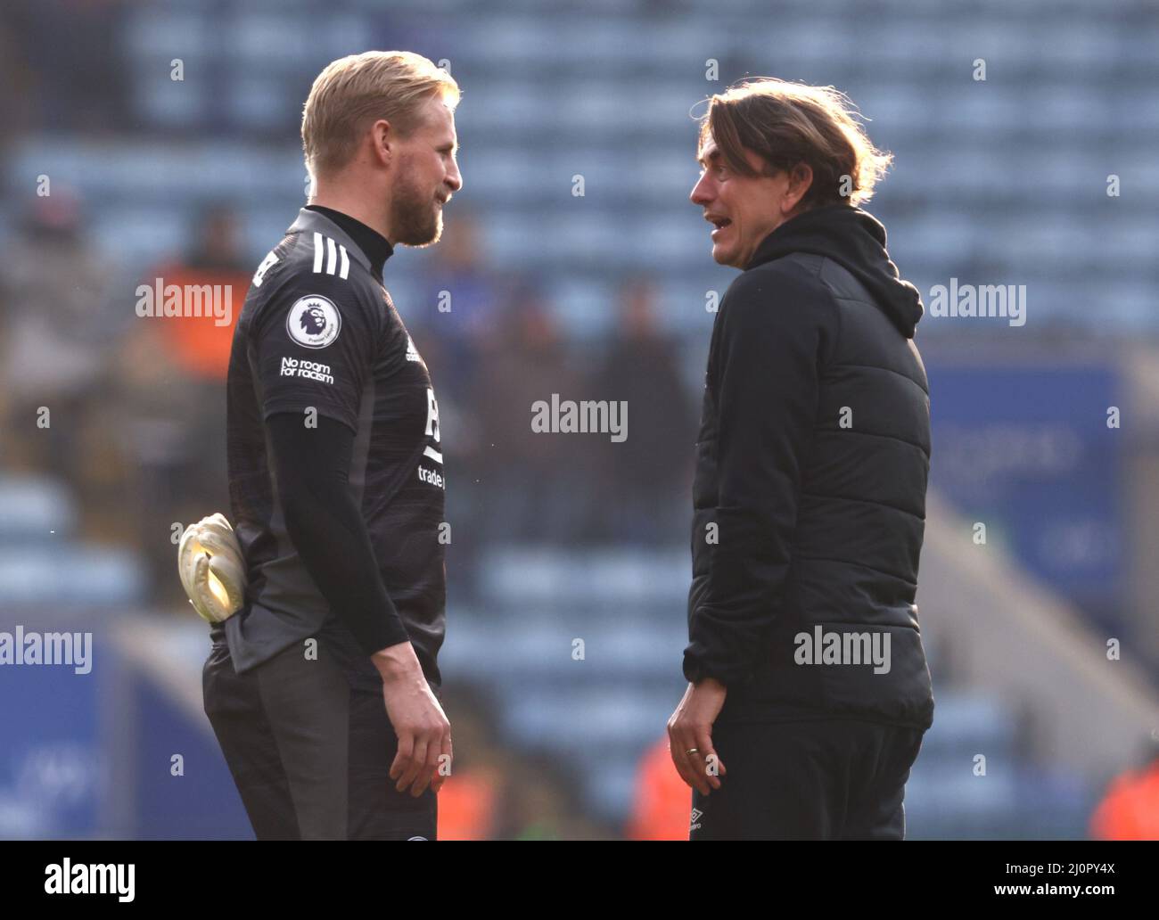 Leicester, Inghilterra, 20th marzo 2022. Kasper Schmeichel di Leicester City si congratula con il direttore Thomas Frank di Brentford durante la partita della Premier League al King Power Stadium di Leicester. Il credito dell'immagine dovrebbe leggere: Darren Staples / Sportimage Credit: Sportimage/Alamy Live News Foto Stock