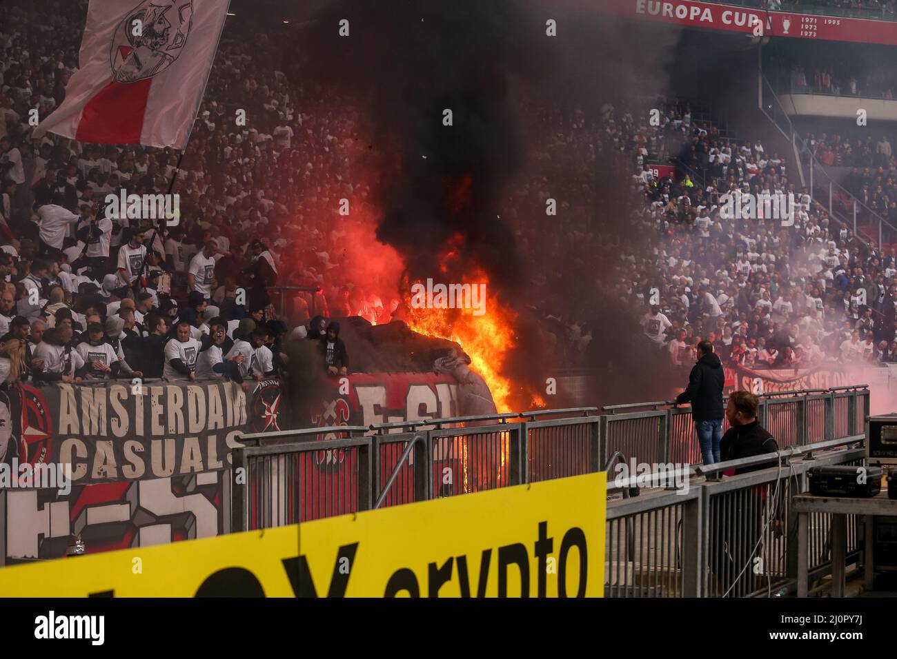 AMSTERDAM, PAESI BASSI - 20 MARZO: Fuoco allo stadio durante la partita olandese Eredivie tra AFC Ajax e Feyenoord alla Johan Cruijff Arena il 20 marzo 2022 ad Amsterdam, Paesi Bassi (Foto di Pieter van der Woude/Orange Pictures) Foto Stock