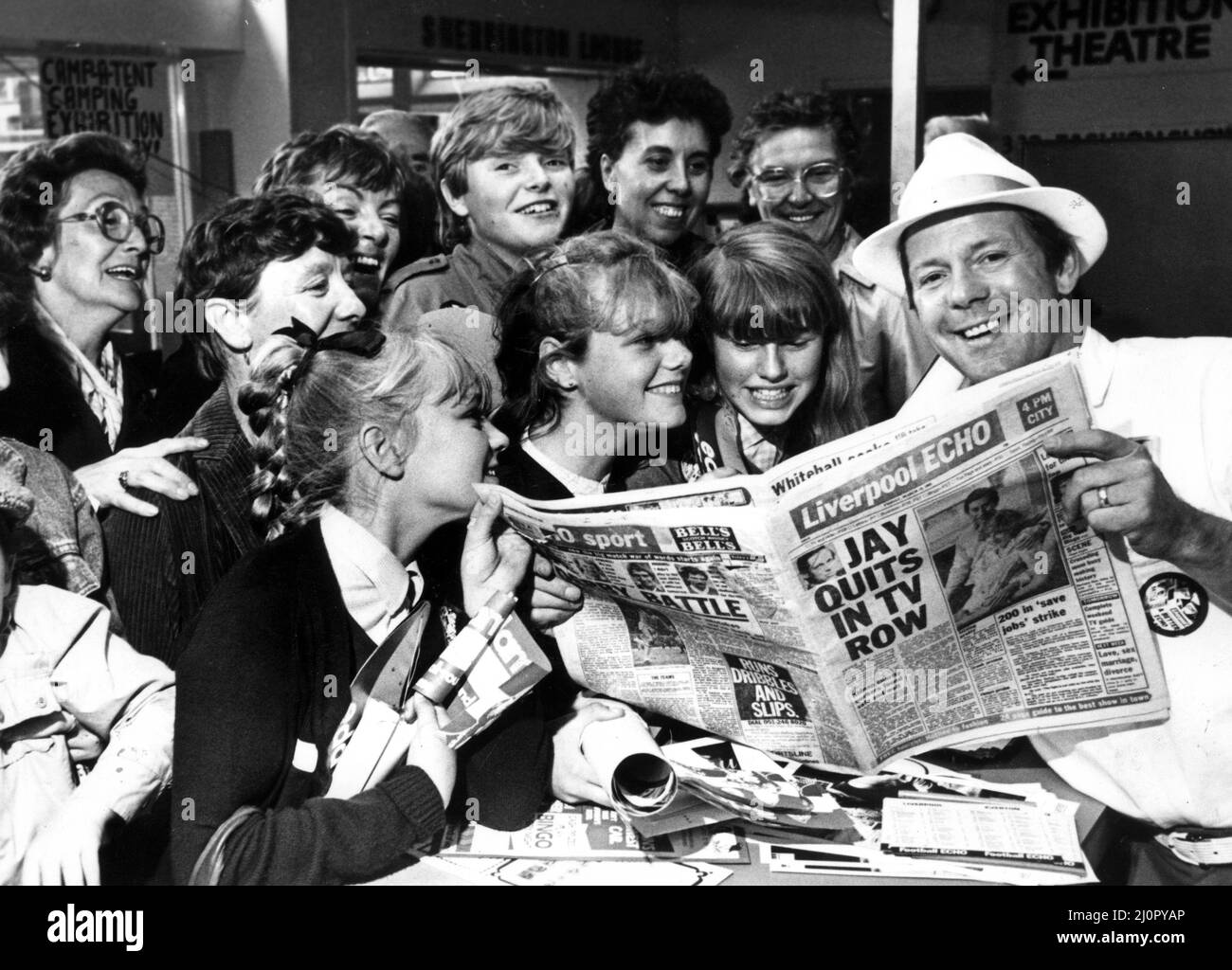DJ Billy Butler mostra il nuovo stile del tabloid Liverpool Echo ai visitatori della Echo Ideal Home Exhibition. 7th settembre 1983. Foto Stock