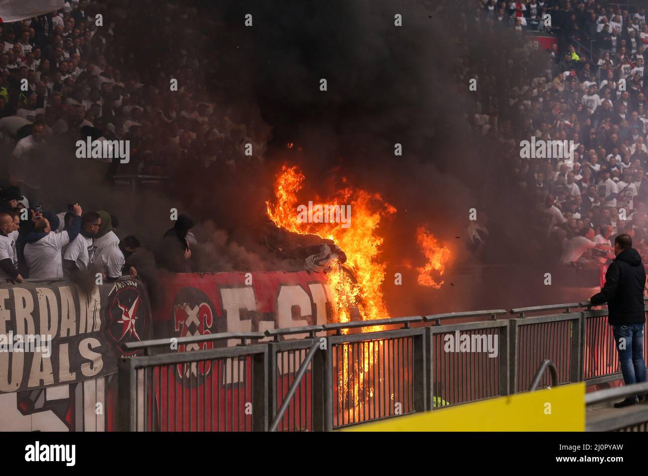 AMSTERDAM, PAESI BASSI - 20 MARZO: Fuoco allo stadio durante la partita olandese Eredivie tra AFC Ajax e Feyenoord alla Johan Cruijff Arena il 20 marzo 2022 ad Amsterdam, Paesi Bassi (Foto di Pieter van der Woude/Orange Pictures) Foto Stock