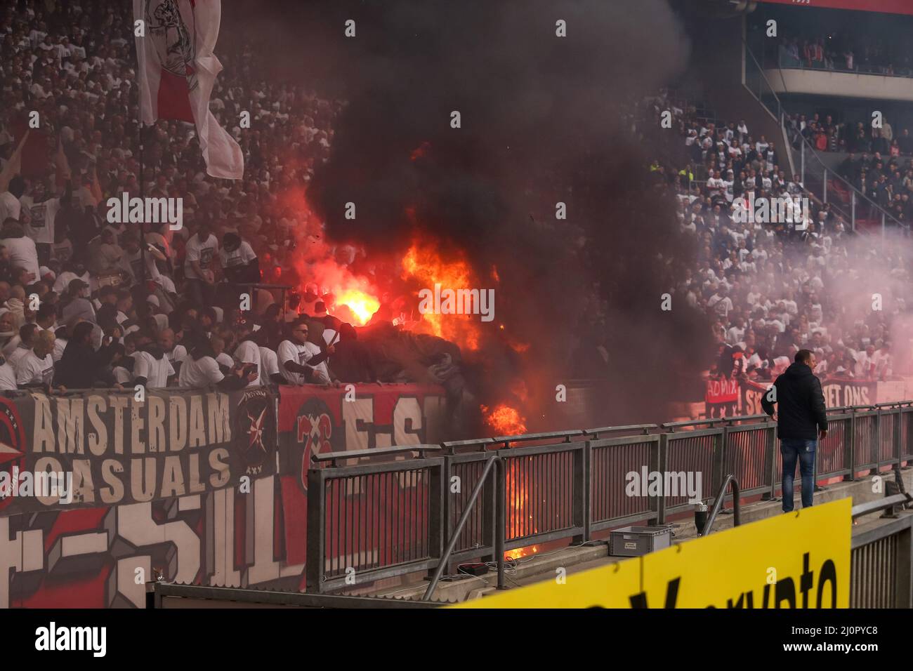 AMSTERDAM, PAESI BASSI - 20 MARZO: Fuoco allo stadio durante la partita olandese Eredivie tra AFC Ajax e Feyenoord alla Johan Cruijff Arena il 20 marzo 2022 ad Amsterdam, Paesi Bassi (Foto di Pieter van der Woude/Orange Pictures) Foto Stock