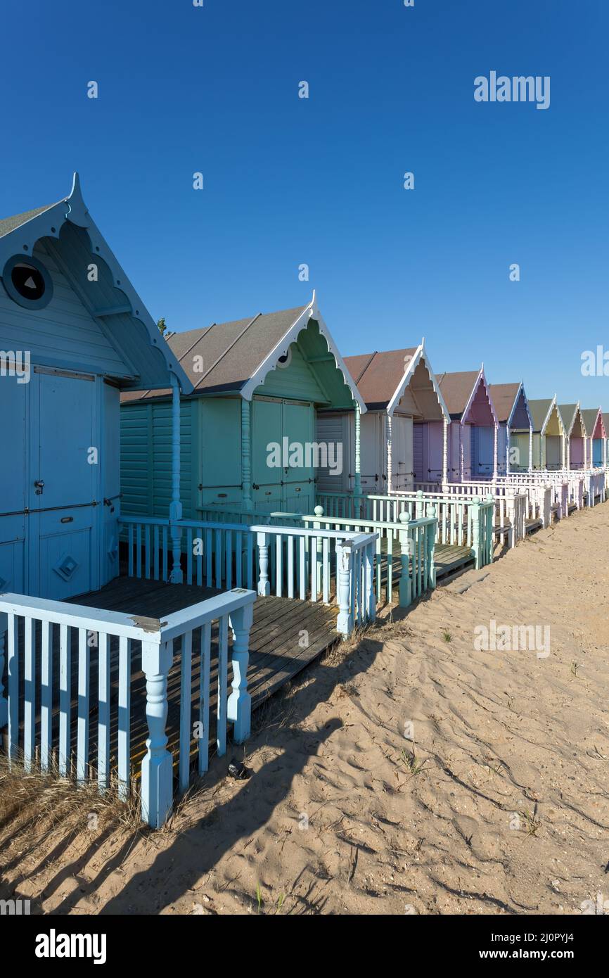 WEST MERSEA, ESSEX, Regno Unito - LUGLIO 24 : colorati rifugi da spiaggia a West Mersea Essex il 24 Luglio 2012 Foto Stock
