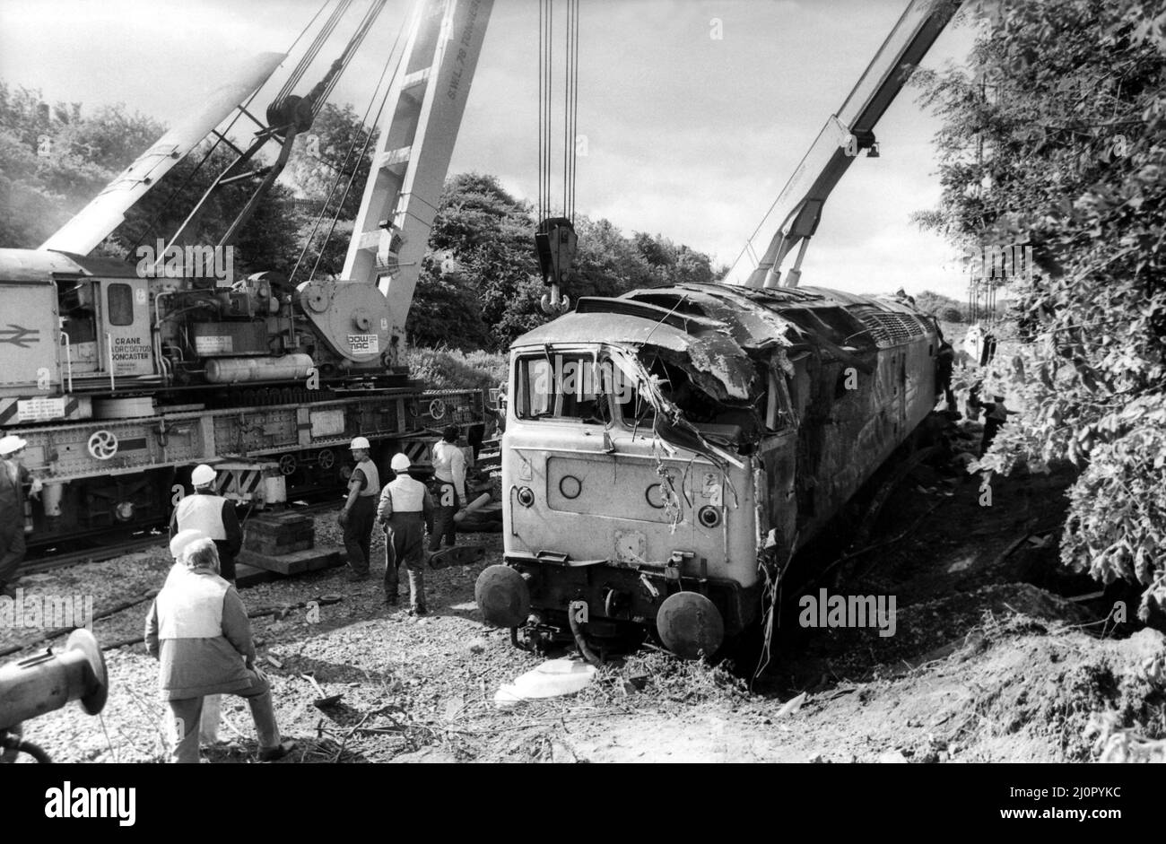 Il crash del Sleeper train Aberdeen a Londra che si è arraniato fuori dalla pista sulla curva di Morpeth del notorius, appena mezzo miglio dalla stazione. Il crash è accaduto a 10 minuti dalla mezzanotte del 24th giugno 1984 il motore del treno deragliato essendo raddrizzato dalla sua posizione di crash in scena il 26th giugno 1984 Foto Stock