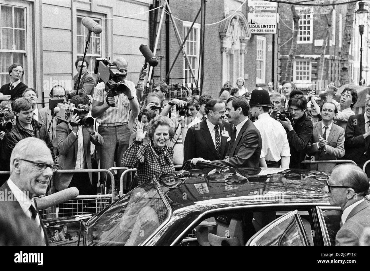 Il primo ministro Margaret Thatcher e il marito Denis emergono dalla sede del Partito conservatore dove ha ringraziato gli operai del partito per la sua schiacciante vittoria alle elezioni generali. 10th giugno 1983 Foto Stock