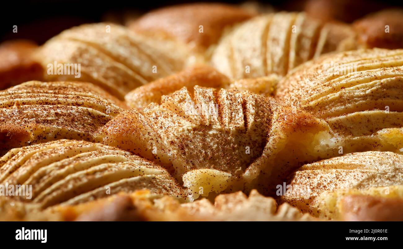 Una torta di mele al forno con cannella cosparso sulle mele. Foto Stock