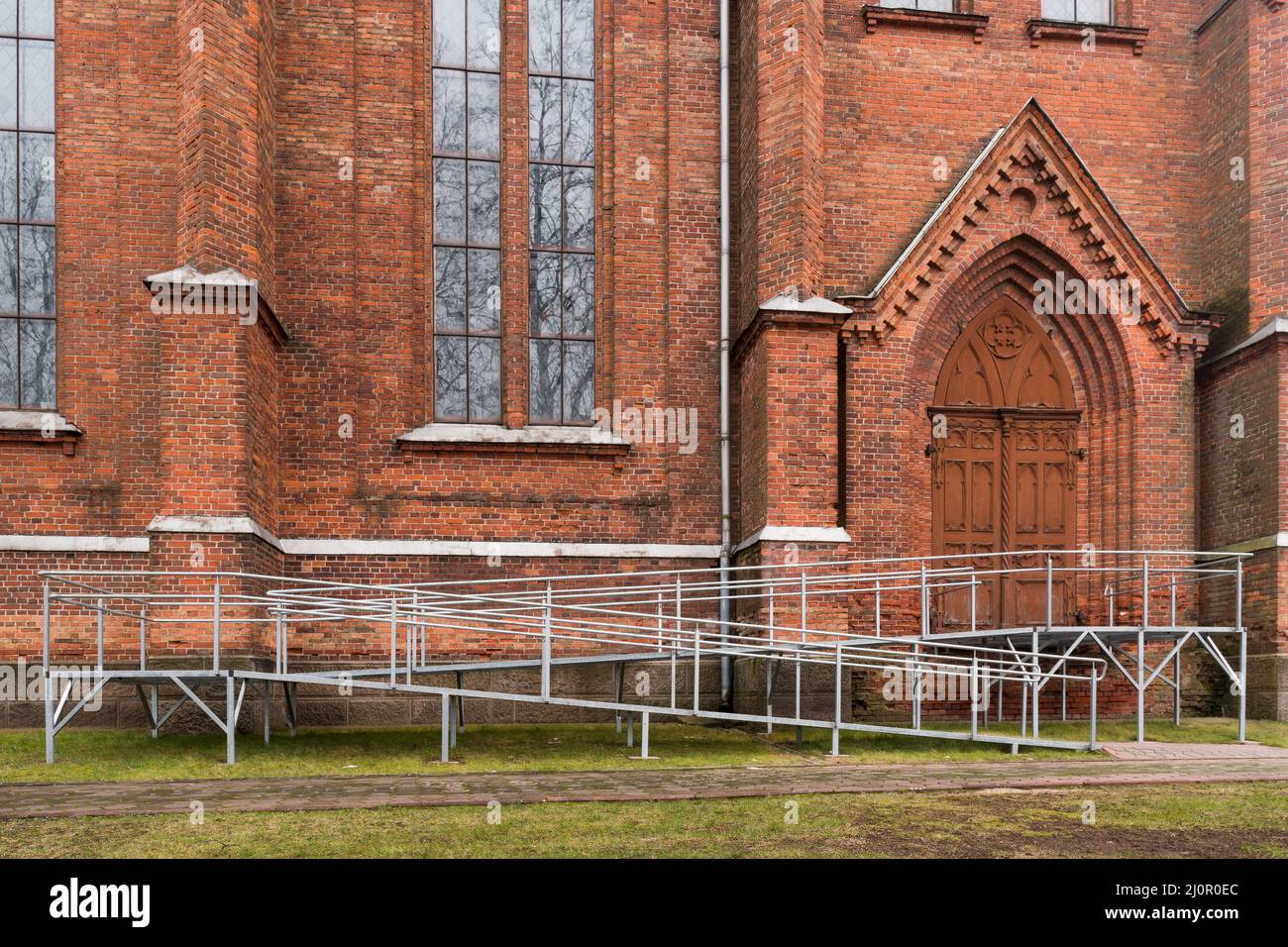 Ingresso della chiesa con rampa per sedie a rotelle Foto Stock