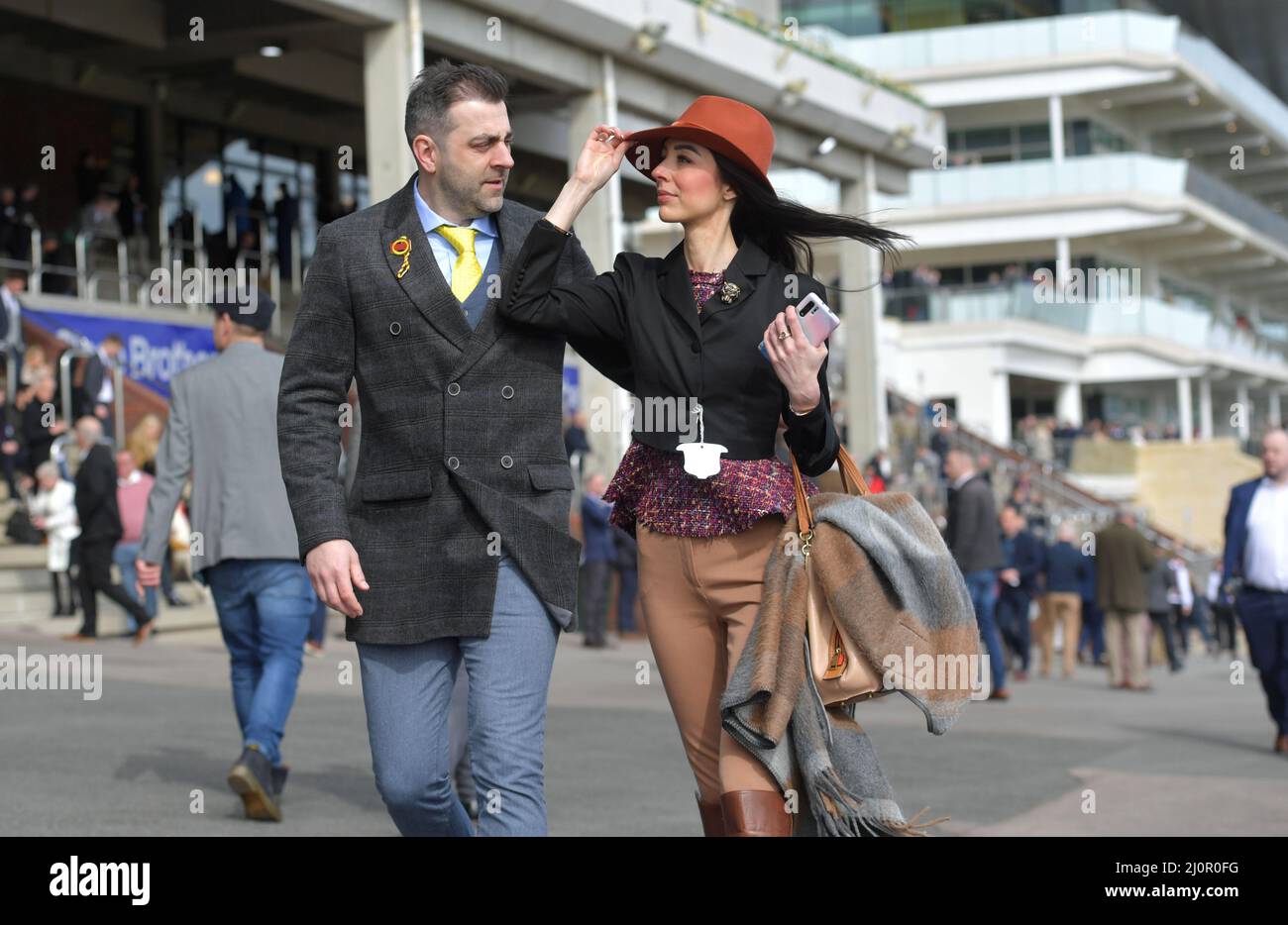 Giorno 1 del Festival di Cheltenham all'ippodromo di Cheltenham. Folle il primo giorno desideroso di iniziare la corsa. Foto di Mikal Ludlow Phot Foto Stock