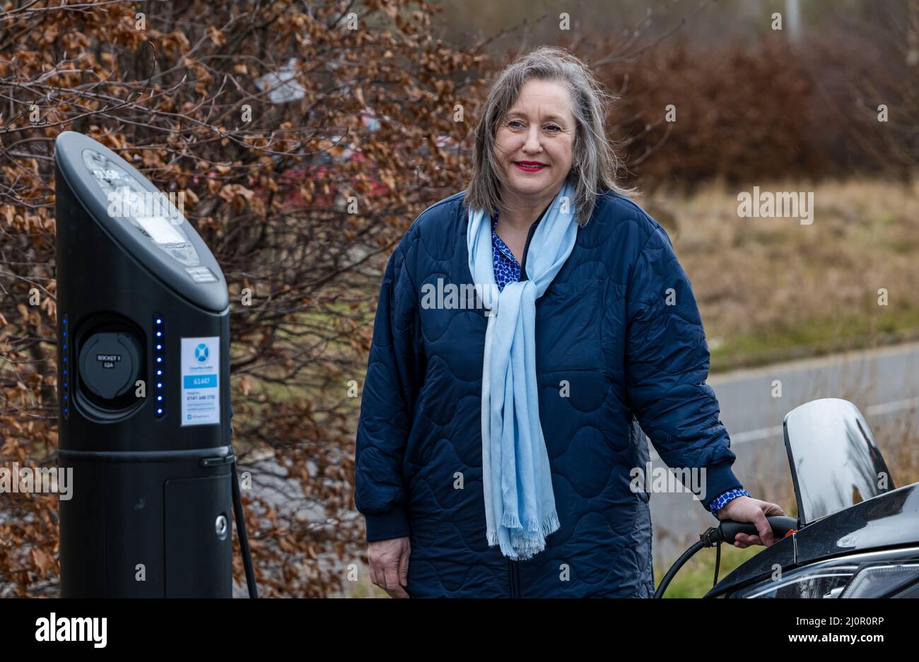 Il Consigliere & Convener per i Trasporti della SNP Lesley Macinnes dimostra il nuovo punto di ricarica per auto elettriche, Ingliston Park and Ride, Edimburgo, Scozia, Regno Unito Foto Stock
