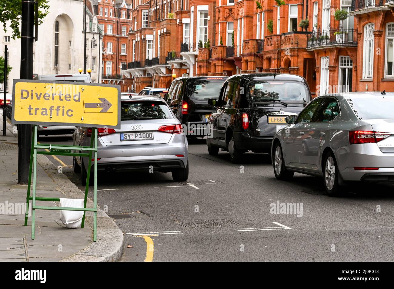 Londra, Inghilterra - Agosto 2021: Traffico deviato in fila lungo una strada nel centro di Londra Foto Stock