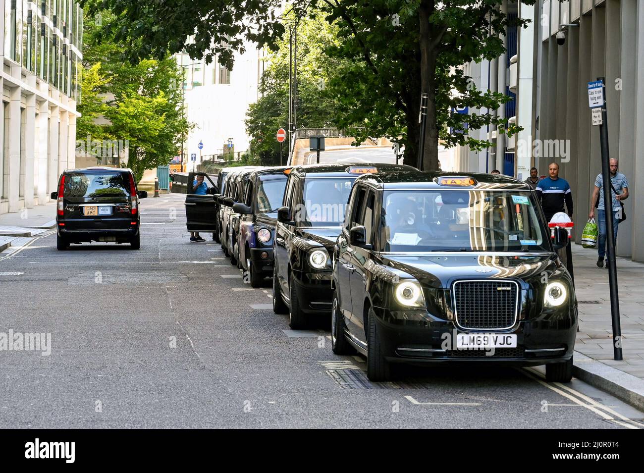 Londra, Inghilterra - Agosto 2021: Taxi di Londra in fila in attesa di passeggeri Foto Stock