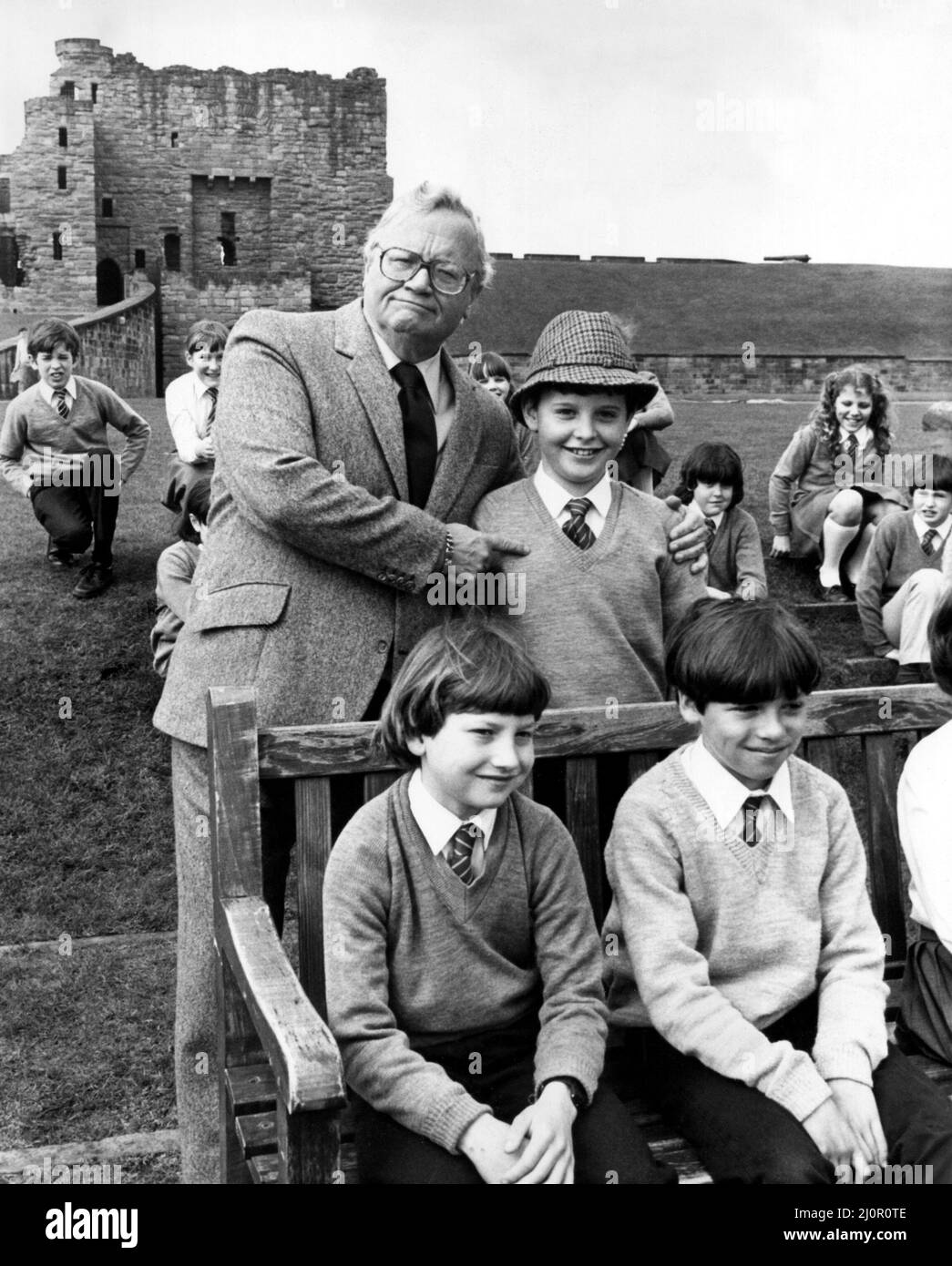 L'ex 'gone' Sir Harry Secombe volò a Newcastle e quasi si vinse un magnum di champagne a sorpresa. Il netertainer ha perso di vista il 00th passeggero che volò la rotta Gatwick-Newcastle sul nuovo aereo di linea British Aerospce 146 di Dan-Air. Tuttavia non si è perso la cerimonia di presentazione quando l'aereo è atterrato nel nord-est. Sir Harry doveva trascorrere la giornata registrando un programma televisivo nella Cattedrale di Durham e gli è stato chiesto di presentare i biglietti per il ritorno di Dan Air e il bollicine al signor Alan Chisholm. Il signor Chisholm, nato a Jarrow ma vissuto in Sussex, ha lavorato per RT James Foto Stock