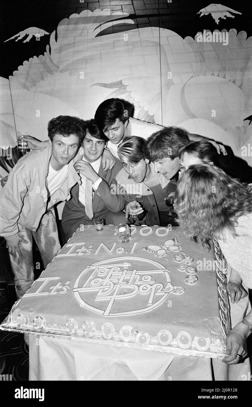 Parte superiore della festa di programma di Pops 1000th. Nella foto, i membri dello Spandau Ballet e altri ospiti soffiano le candele al Gardens night club di Kensington, Londra. 5th maggio 1983. Foto Stock