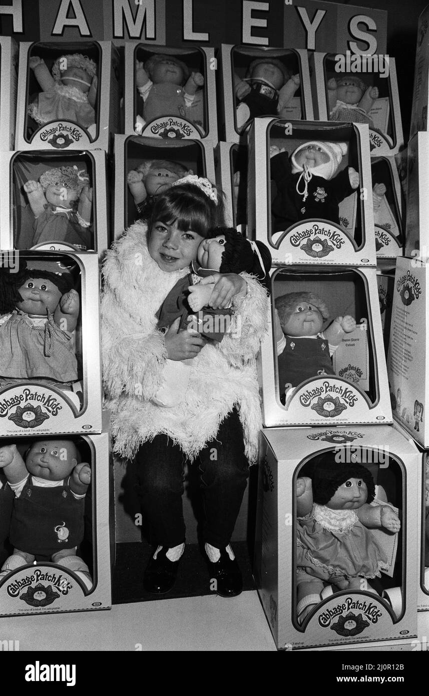 Bambole di cavolo Patch a Hamleys, il negozio di giocattoli più in alto a Londra. Centinaia di persone hanno reclamato per le bambole quando il negozio ha aperto alle 9,00 di questa mattina, sabato. Amanda Colinson, di 6 anni, da Windsor. 3rd dicembre 1983. Foto Stock