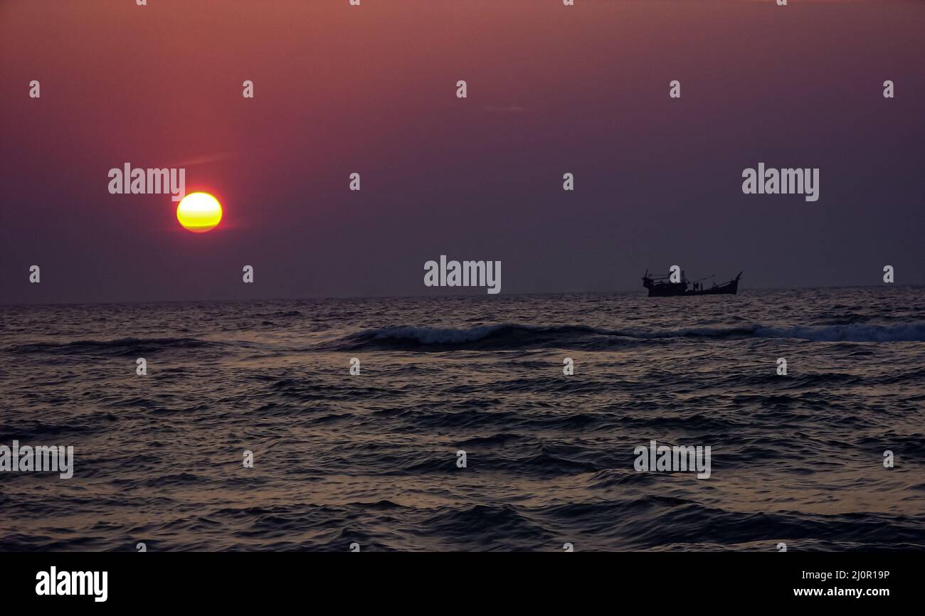 vista al tramonto nella baia di bangal e punto più soatest del bangladesh Foto Stock