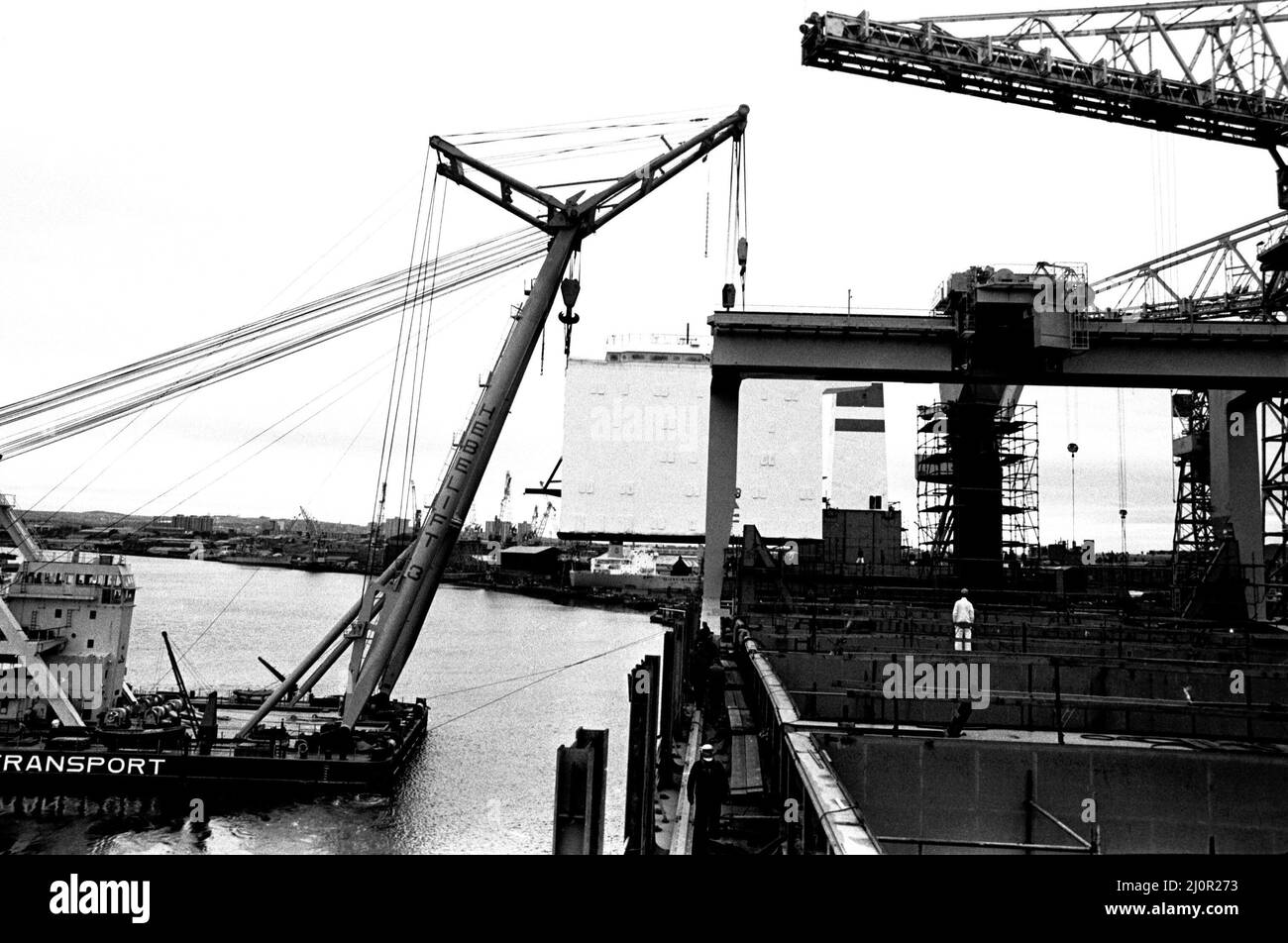 Nave mercantile multi-carico il Duca Hoegh riceve il suo ponte mentre è in costruzione presso il cantiere di Wallsend di Swan Hunter. 12th Settembre 1983. Foto Stock