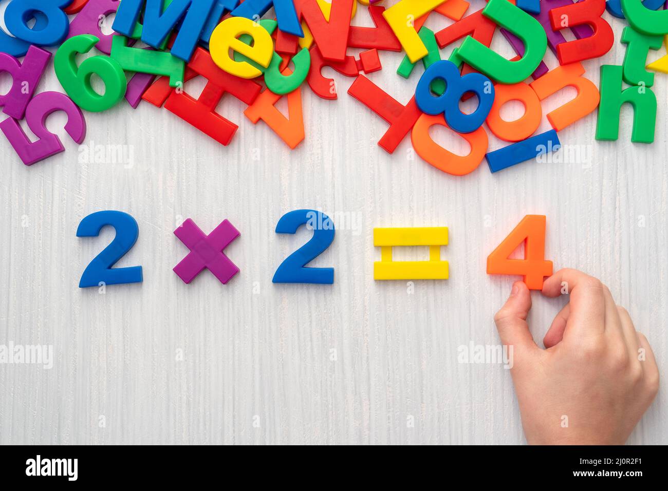 Bambino che gioca con numeri e lettere magnetici Foto Stock