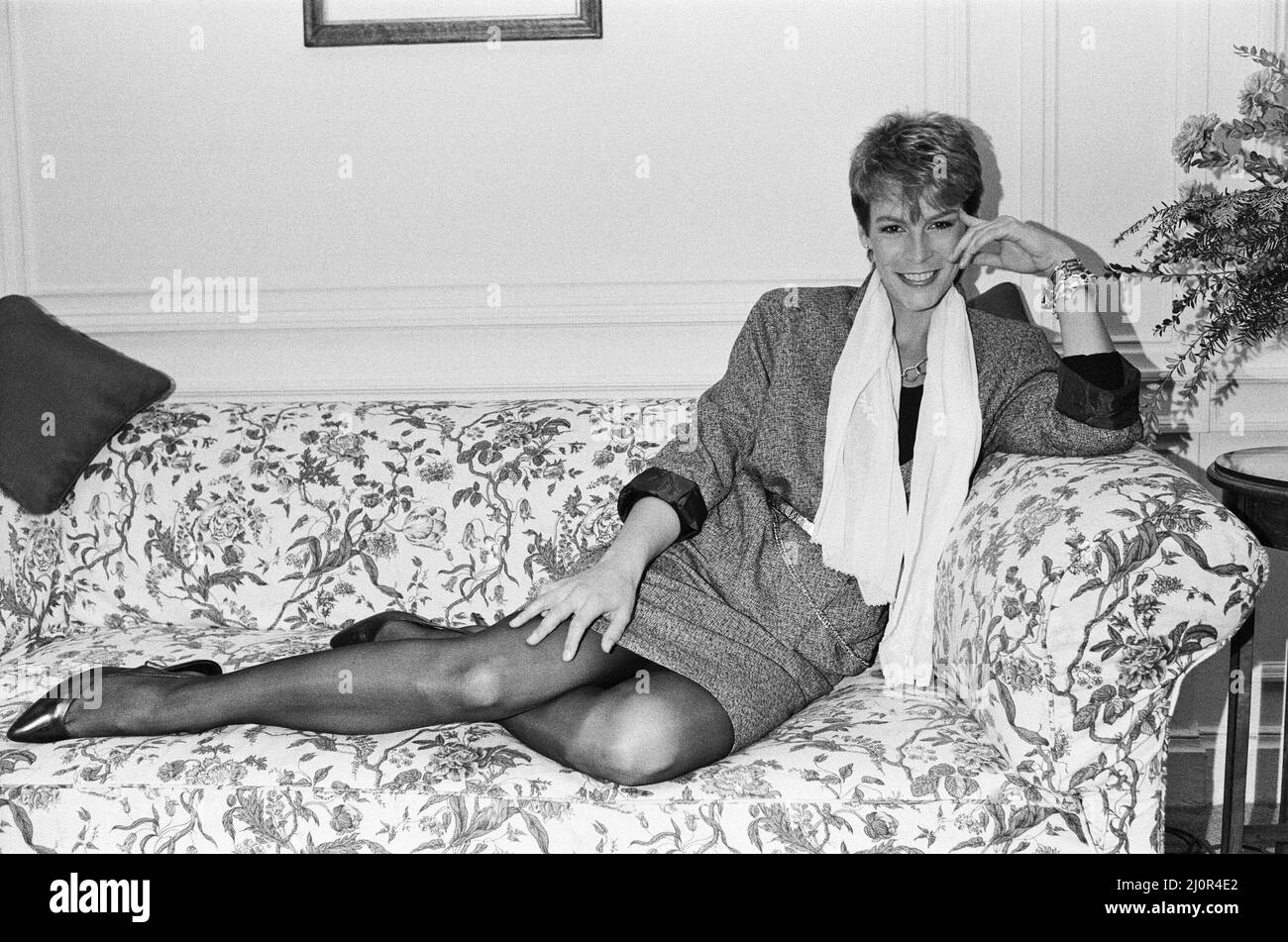 Jamie Lee Curtis, attore, raffigurato al Claridges Hotel di Londra. Jamie, figlia dell'attore Tony Curtis, è a Londra per promuovere il suo ultimo film Trading Places. Foto scattata il 30th novembre 1983 Foto Stock