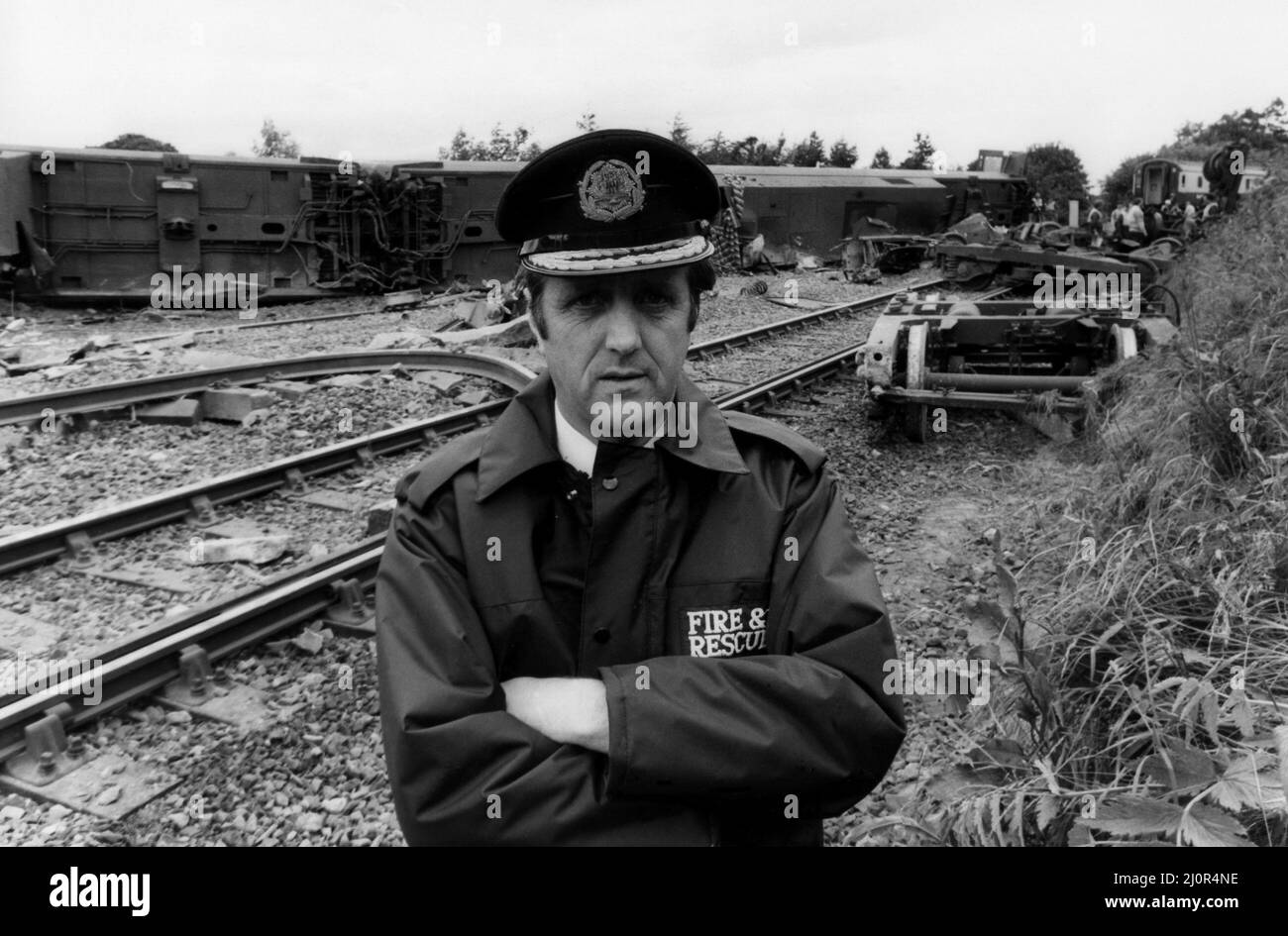 Il crash del Sleeper train Aberdeen a Londra che si è arraniato fuori dalla pista sulla curva di Morpeth del notorius, appena mezzo miglio dalla stazione. Il crash è accaduto a 10 minuti dalla mezzanotte del 24th giugno, 1984 ufficiale del fuoco Dennis Mee alla scena del crash Foto Stock