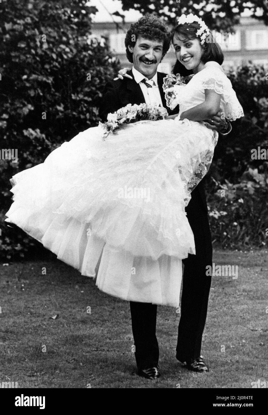 Gli sposi novelli, Terry McDermott e Carole Ann Robinson, raffigurati il giorno del loro matrimonio alla chiesa di St Phillip a Litherland, Sefton, Merseyside, sabato 30th giugno 1984. Foto Stock
