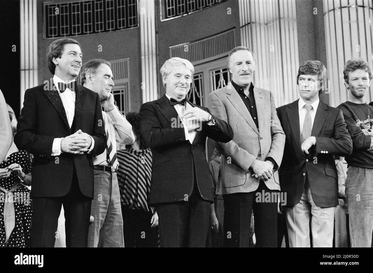 Stelle omaggio al compianto Eric Morecambe. Des o'Connor, Ernie Wise, Bruce Forsyth, Mike Yarwood, Jim Davidson. 9th novembre 1984. Foto Stock