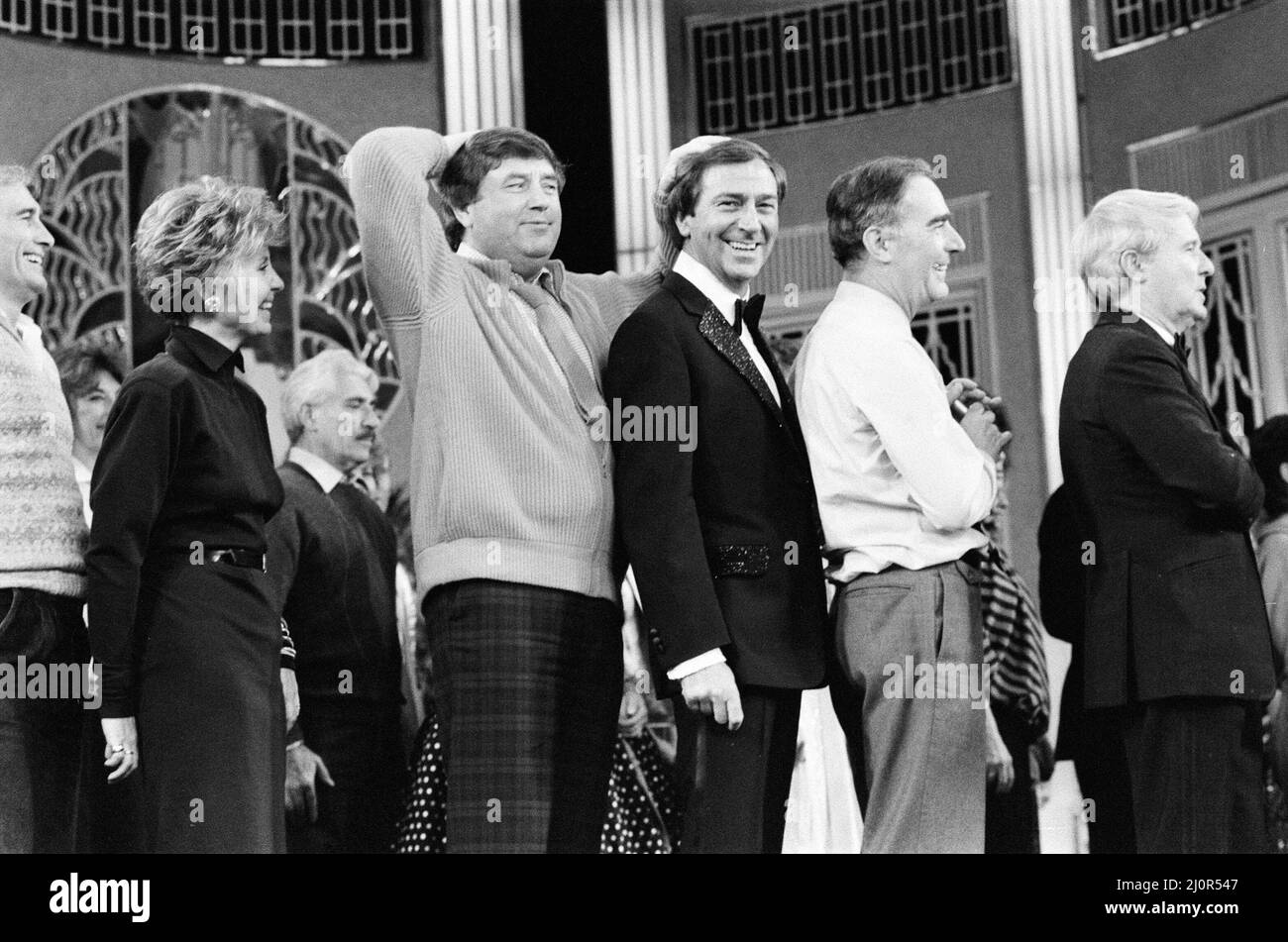 Stelle omaggio al compianto Eric Morecambe. Lulu, Jimmy Tarbuck, Des o'Connor, e Ernie Wise. 9th novembre 1984. Foto Stock
