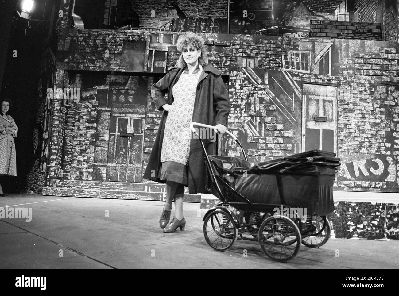 Photocall al Playhouse Theatre di Liverpool prima dell'apertura della produzione originale del nuovo musical "Blood Brothers" scritto da Willy Russell.Picture shows: Barbara Dickson che suona la signora Johnstone nella rappresentazione, raffigurata sul palco del teatro. 6th gennaio 1983. Foto Stock