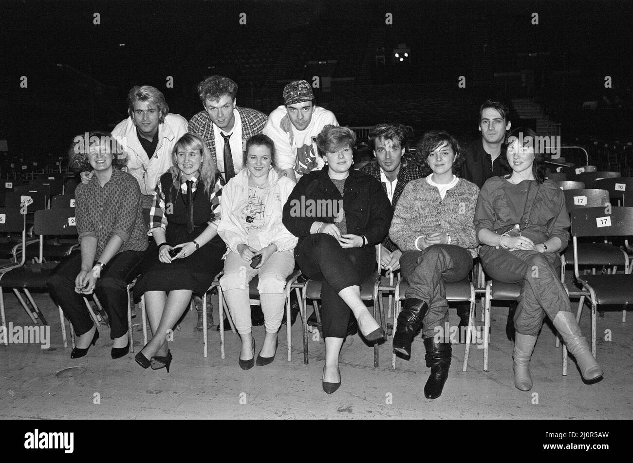 Sei giovani donne hanno incontrato Spandau Ballet (Steve Norman, Gary Kemp, John Keeble, Martin Kemp e Tony Hadley) alla Wembley Area, parte del loro premio in un Daily Mirror Rock & Pop Competition. 7th dicembre 1984. Foto Stock