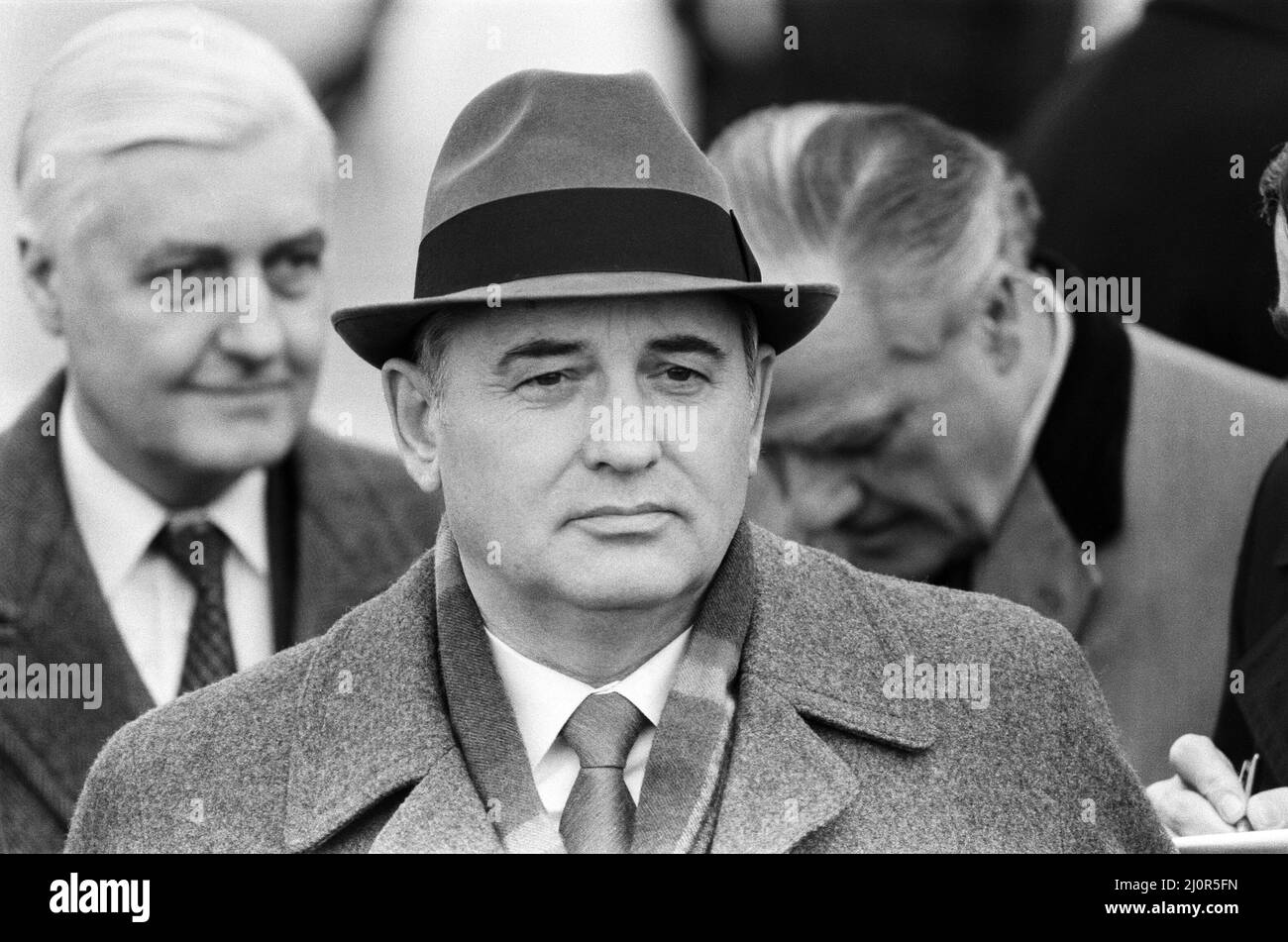 Il politico russo Mikhail Gorbachev, membro del Politburo, arriva a Londra per una visita ufficiale. 15th dicembre 1984. Foto Stock