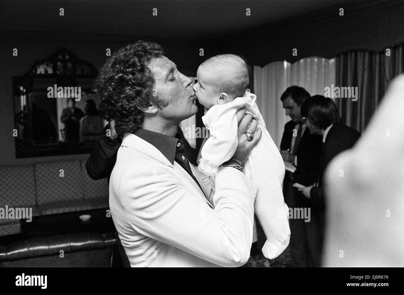 Tom Jones con il nipote Alexander, di undici mesi, nel loro hotel di Londra. 3rd settembre 1983. Foto Stock