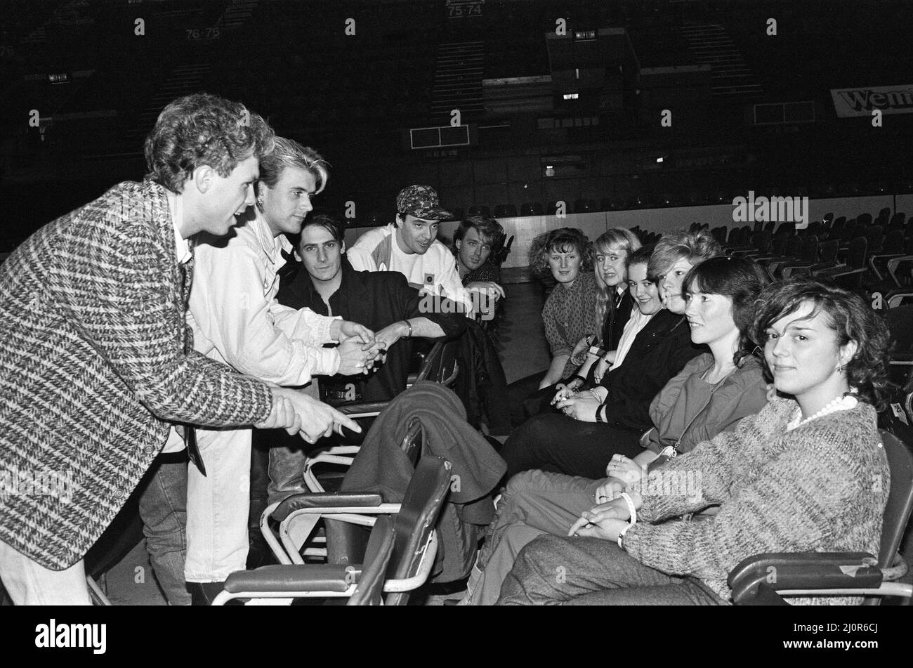 Sei giovani donne hanno incontrato Spandau Ballet (Gary Kemp, Steve Norman, Tony Hadley, John Keeble e Martin Kemp) alla Wembley Area, che ha partecipato al concorso Daily Mirror Rock & Pop. 7th dicembre 1984. Foto Stock