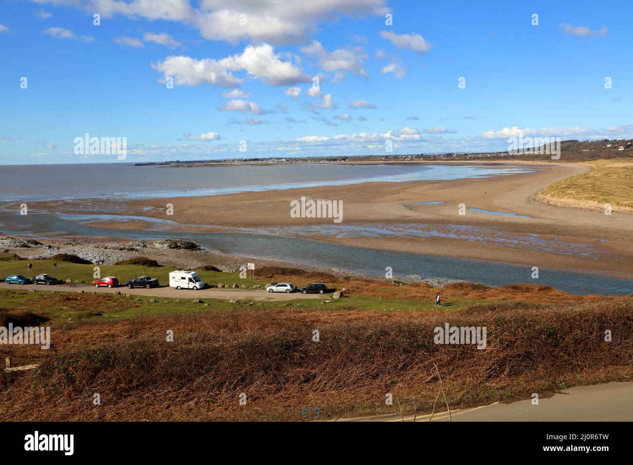 Guardando attraverso Newton Bay sul fiume Ogmore, dove scorre nel canale di Bristol e mostra il parco auto River Mouth quasi pieno di capacità. Foto Stock