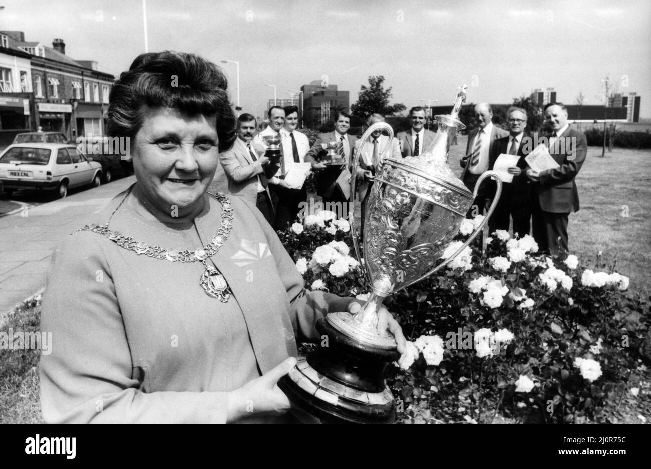 Il sindaco Minnie Rossonwith Whickham's Trophy con Gateshead Borough funzionari (da sinistra a destra) Bob Ferriday, Les Conway, Albert Paterson, Ray Weatherspon, Jim Lawler, George Burdess, Jim Foster, John Biggns e Trevor Matthews. 31st luglio 1984. Foto Stock