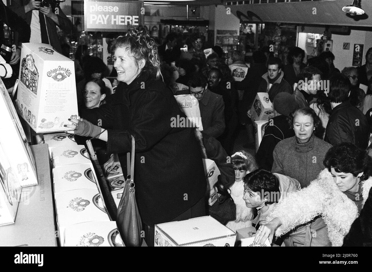 Bambole di cavolo Patch a Hamleys, il negozio di giocattoli più in alto a Londra. Centinaia di persone hanno reclamato per le bambole quando il negozio ha aperto alle 9,00 di questa mattina, sabato. 3rd dicembre 1983. Foto Stock