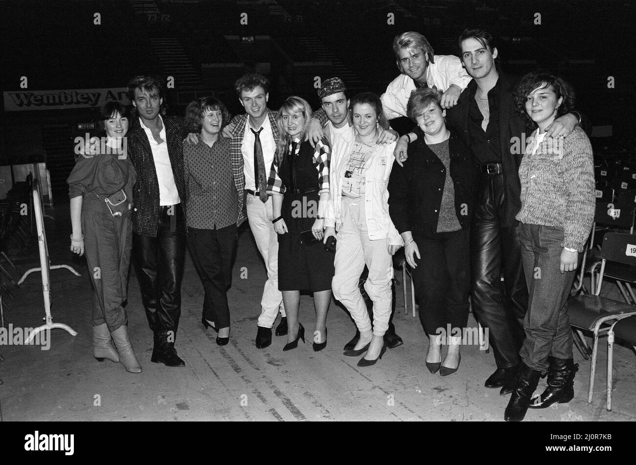 Sei giovani donne hanno incontrato Spandau Ballet (Martin Kemp, Gary Kemp, John Keeble, Steve Norman e Tony Hadley) alla Wembley Area, che ha partecipato al concorso Daily Mirror Rock & Pop. 7th dicembre 1984. Foto Stock