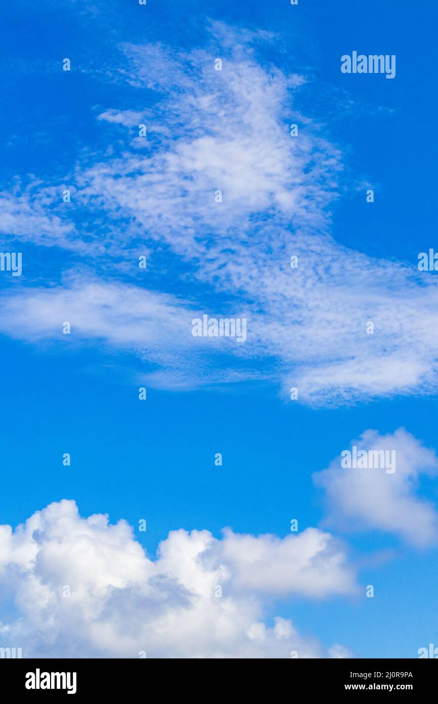 Cielo blu con nubi chimiche cielo chemicastroils giorno di sole. Foto Stock